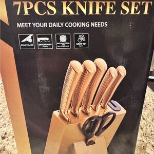 NWT Luxurious Gold 7-Piece Knife Set with Block